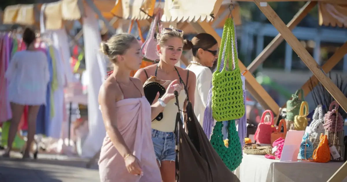 La moda y la artesanía local se vuelven a juntar en el puerto de es Canar