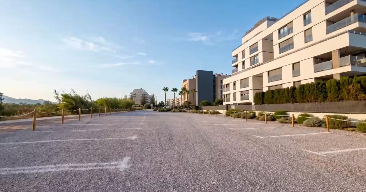 Parque de estacionamento de Sa Llavanera, em Ibiza Town, com lugares delimitados