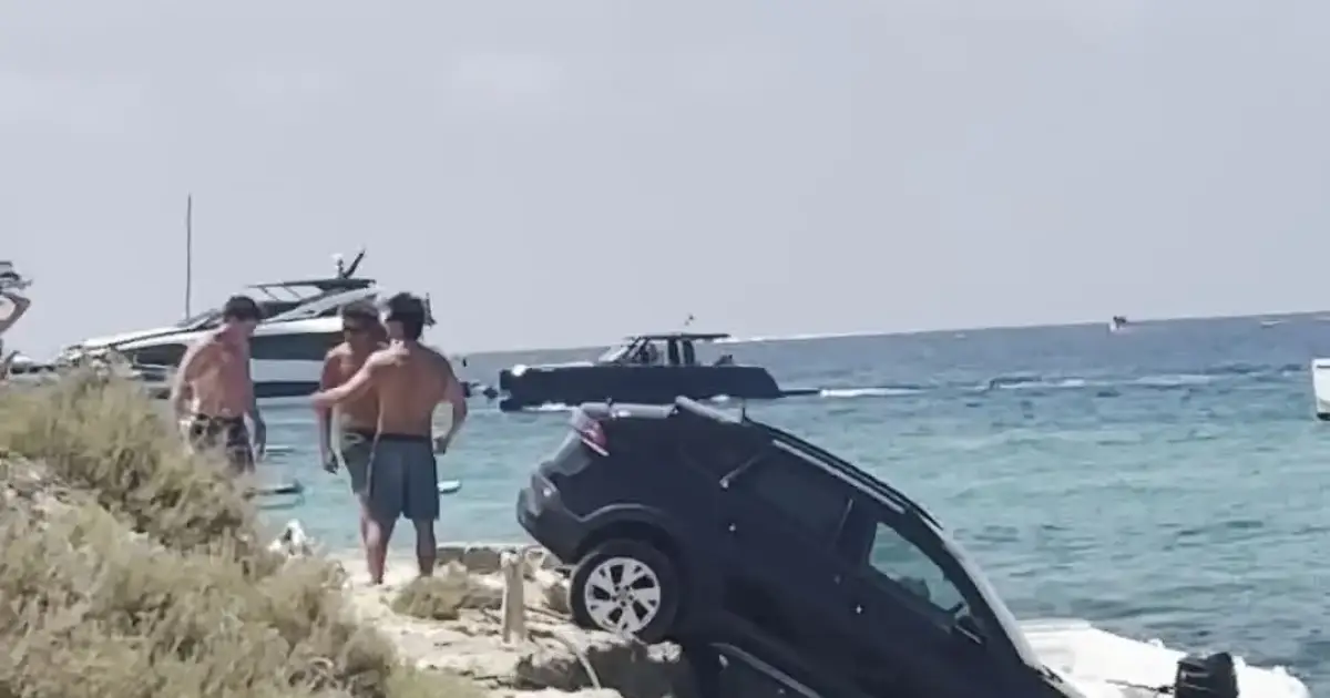Un coche vuelca en la playa de Ses Illetes