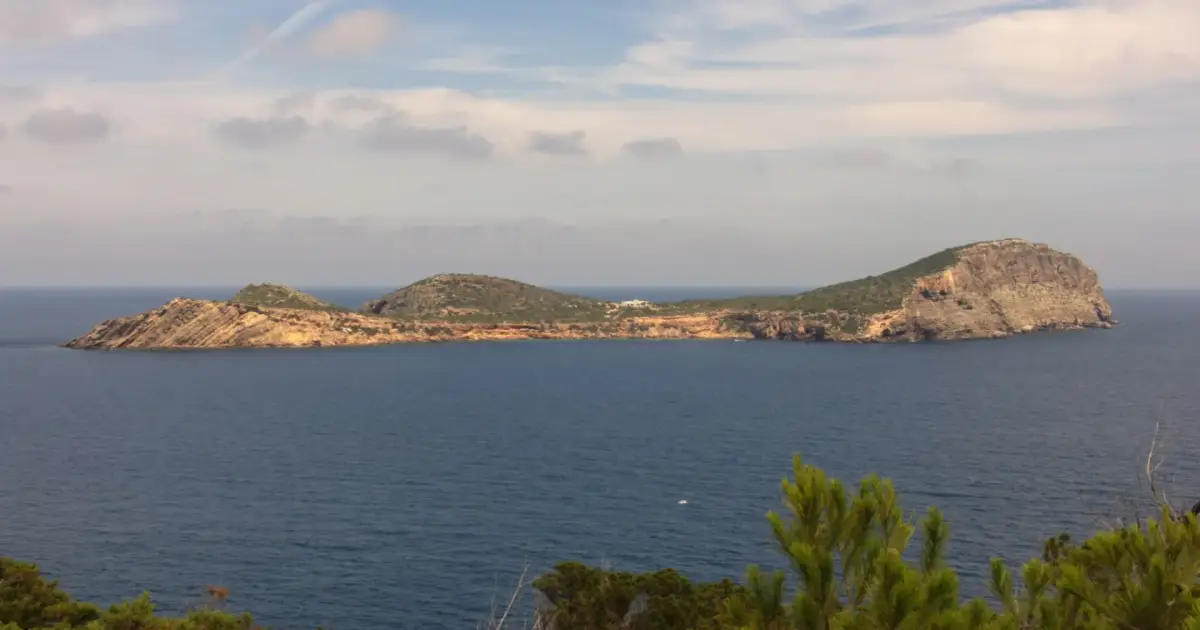 Qué es Cala Negra (Ibiza) y cuál es la playa de arena negra?